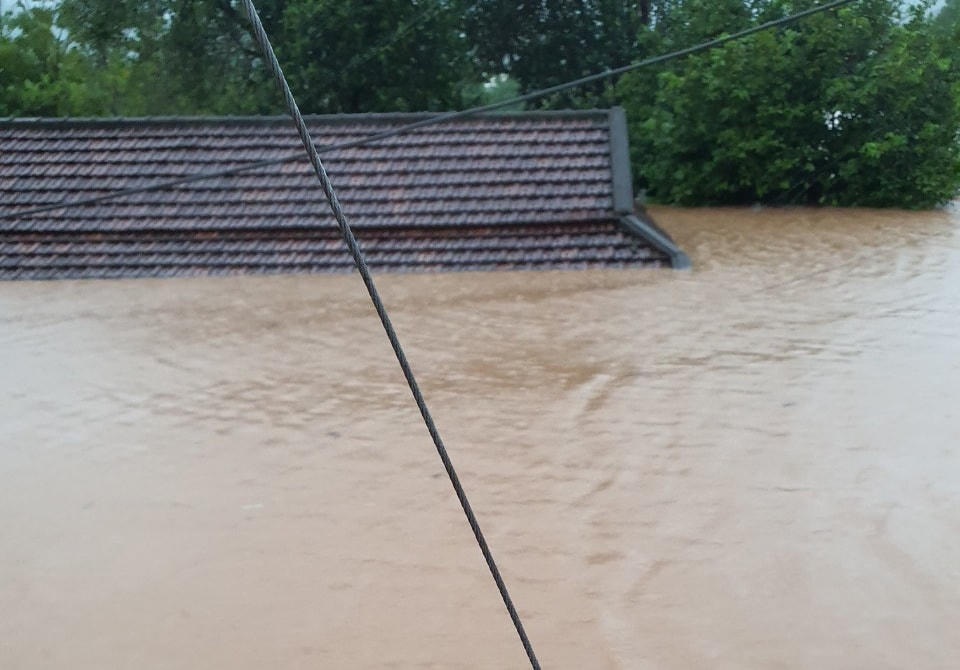 Nhiều ngôi nhà bị nhấn chìm trong biển nước.