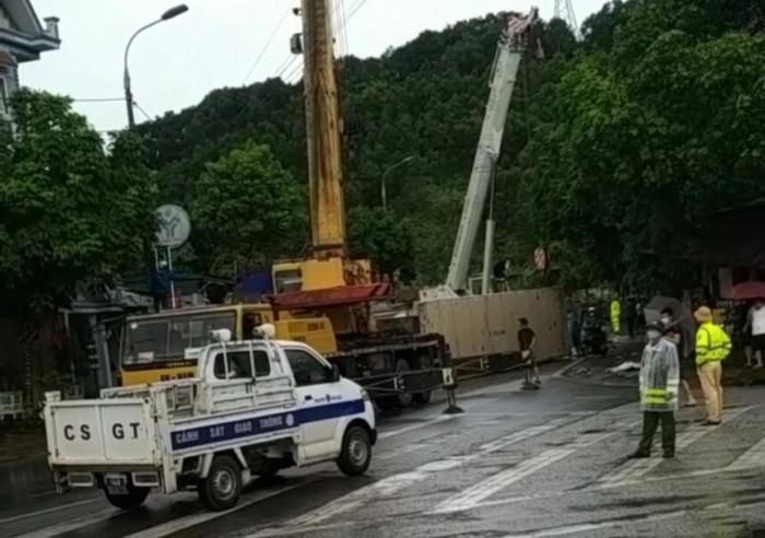 Lực lượng chức năng mất 6 giờ để cứu hộ cứu nạn, thông đường.