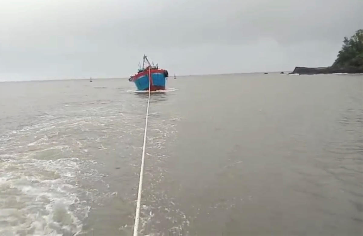 Lai dắt tàu cá QNg 98566 TS vào bờ an toàn.