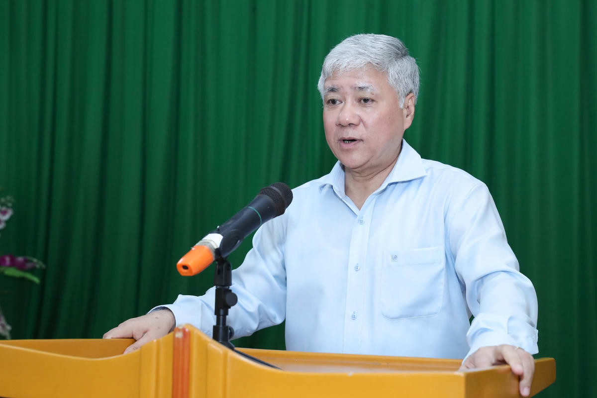 Bí thư Trung ương Đảng, Chủ tịch UBTƯ MTTQ Việt Nam Đỗ Văn Chiến trò chuyện cùng bà con xã Kiên Đài.