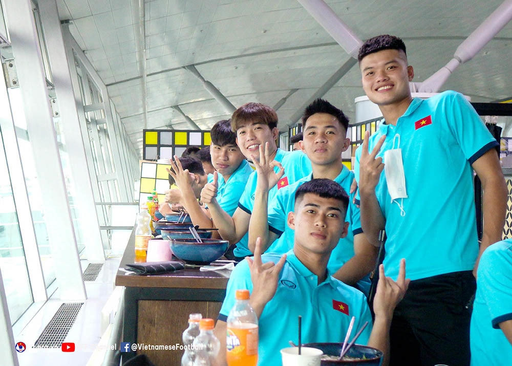 Dùng bữa nhẹ trước khi khởi hành đến Campuchia.