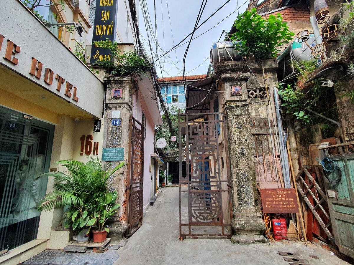 Cố bác sĩ Hoàng Thụy Ba (1902 - 2002), một trong hai vị bác sĩ đầu tiên của trường Y khoa Đông Dương là chủ nhân đầu tiên của căn nhà này.