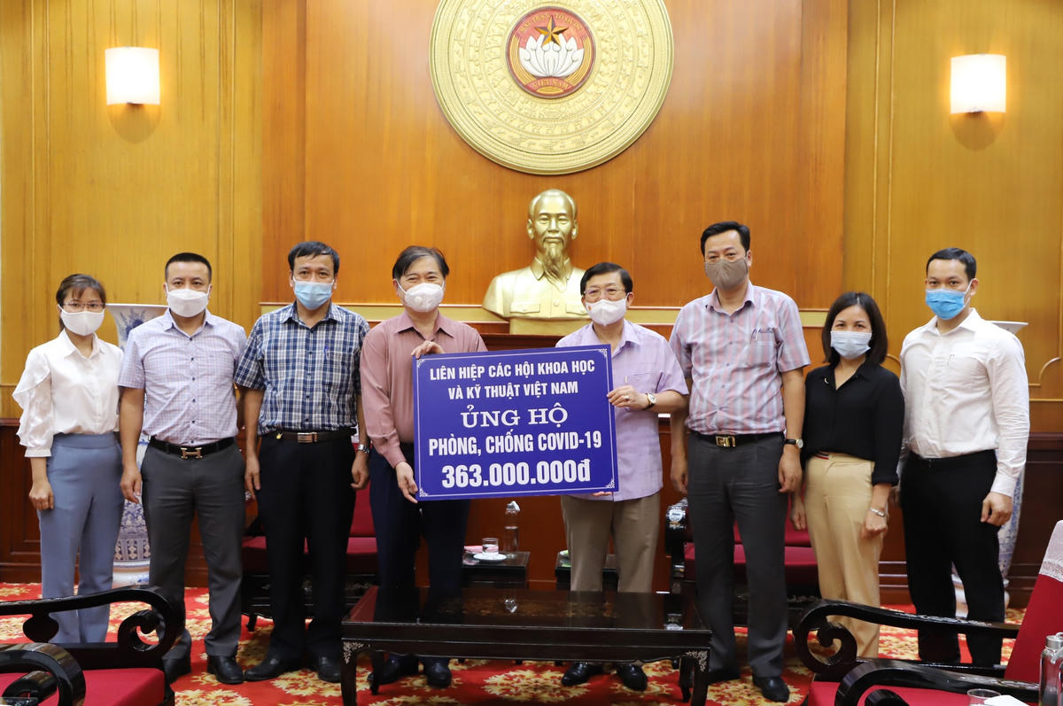 Phó Chủ tịch Nguyễn Hữu Dũng tiếp nhận ủng hộ từ Liên hiệp các hội Khoa học và Kỹ thuật Việt Nam.