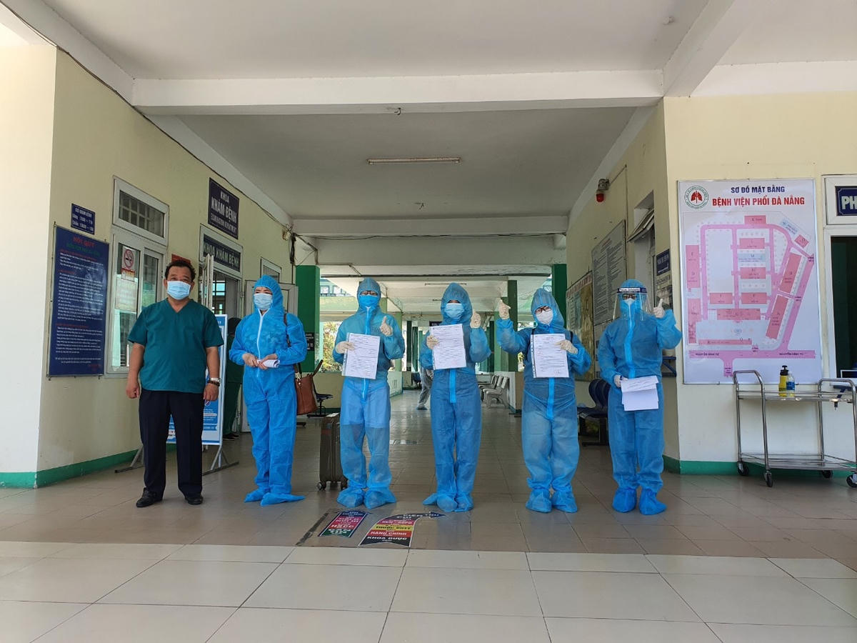 Giám đốc Sở Tư pháp Đà Nẵng cùng với 3 BN mắc Covid-19, được Bệnh viện Phổi Đà Nẵng công bố khỏi bệnh, cho xuất viện vào sáng 31/5. Ảnh: Bệnh viện Phổi Đà Nẵng cung cấp.