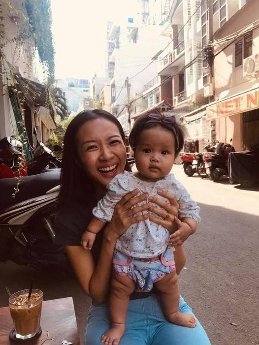 Suboi rạng rỡ bên con gái nhỏ.  