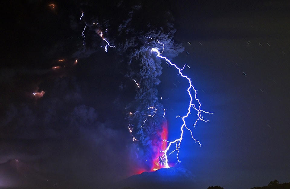 32. Sét núi lửa phía trên núi Calbuco đang phun trào, ngày 23 tháng 04 năm 2015, nhìn từ Frutillar, Chile. Ảnh Martin Bernetti / AFP / Getty. 