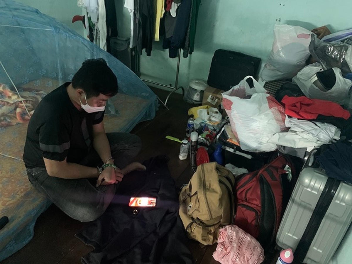 Đối tượng Minh cùng tang vật vụ án. (Ảnh CA cung cấp)