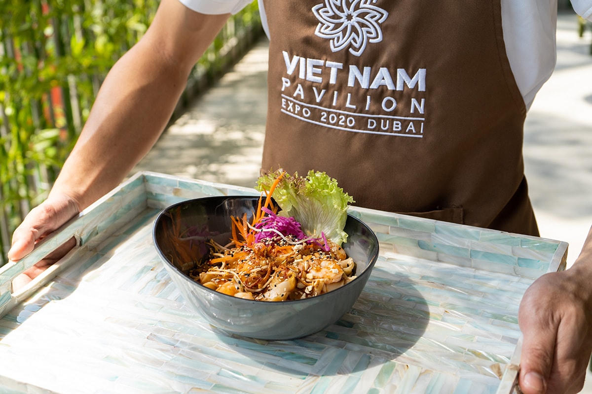 Khách tham quan cũng có thể thưởng thức một số món ăn đặc sắc của Việt Nam tại Nhà Triển lãm Việt Nam.