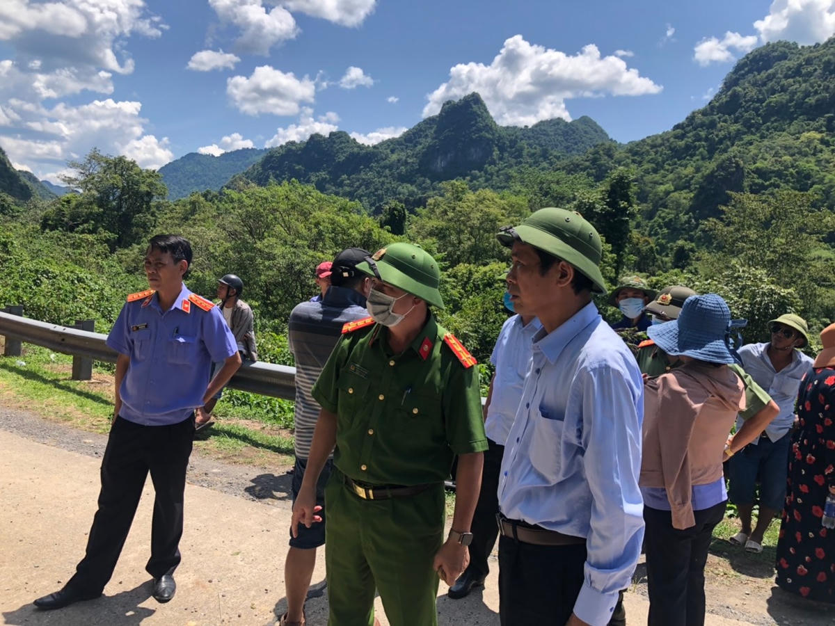 Theo dõi công tác cứu nạn.