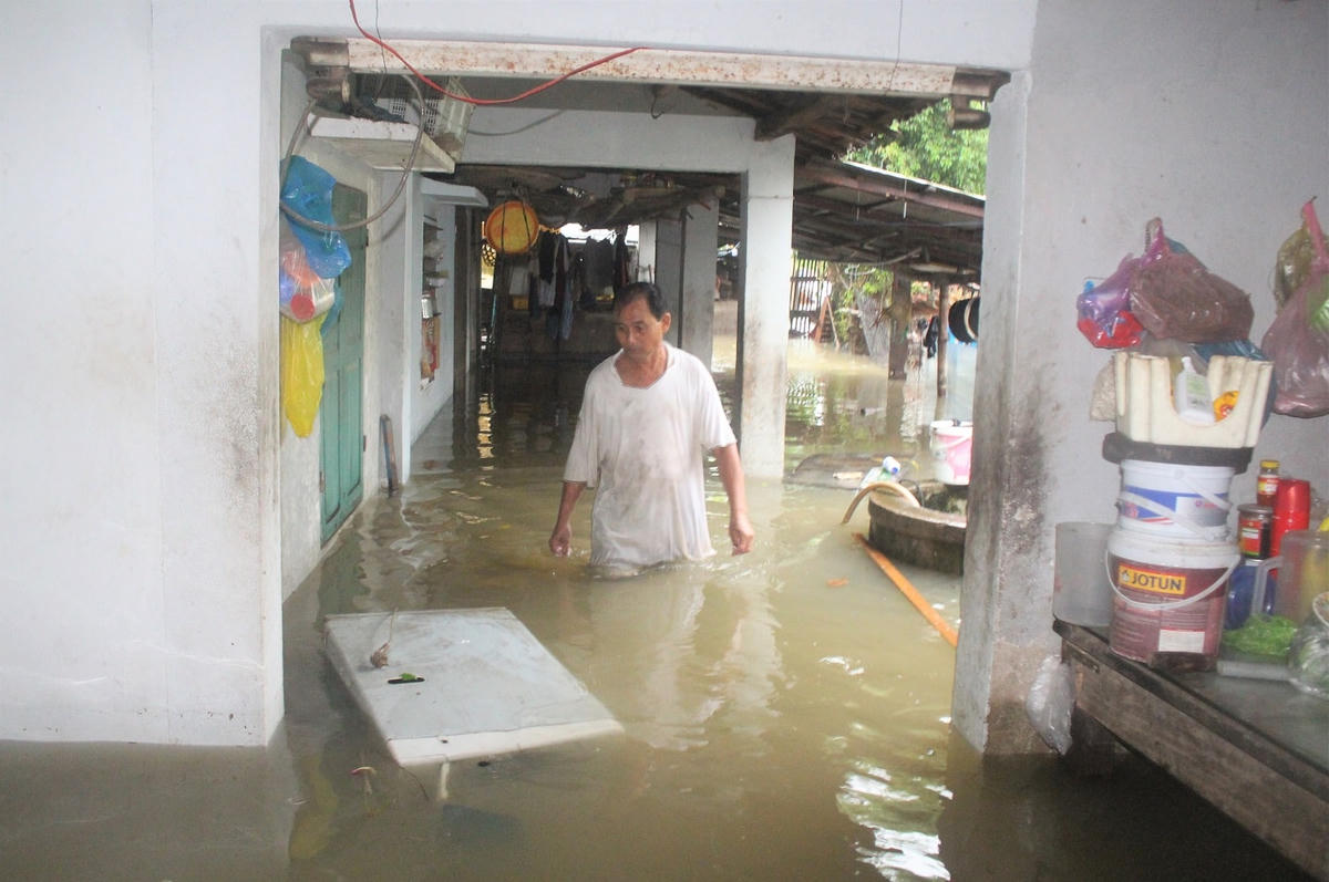 Nước tràn ngập vào nhà dân.