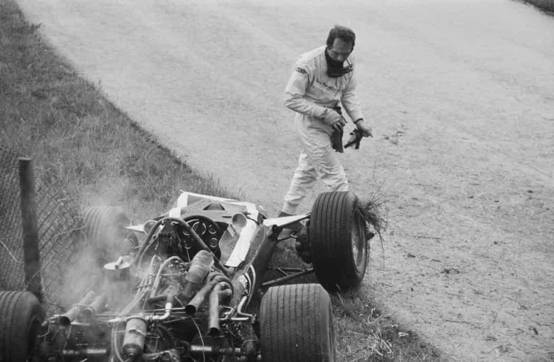 Lucien Bianchi đã thoát khỏi xác chiếc xe của mình một cách thần kỳ sau một vụ va chạm tại Grand Prix Hà Lan năm 1968.  