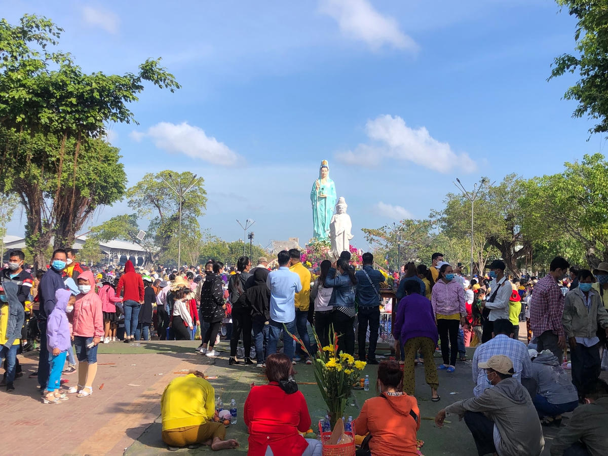 Tại khu vực tượng Phật Bà cao hơn 11 m nhìn ra biển rất đông khách thập phương đến thấp hương xin lộc, cầu sức khỏe, bình an.