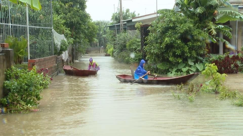 Giao thông chia cắt, người dân chỉ có thể đi lại bằng thuyền.