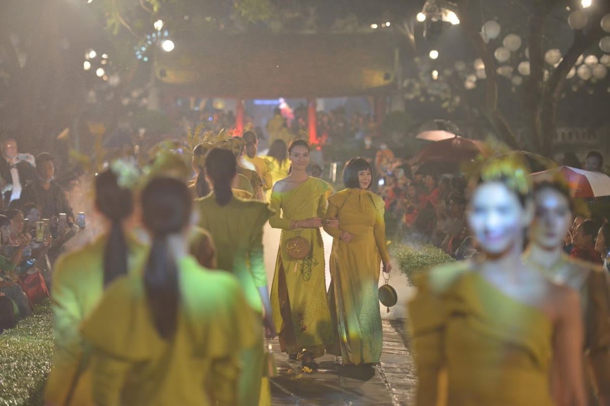 'Áo dài của chúng ta' rực sáng tại Văn Miếu