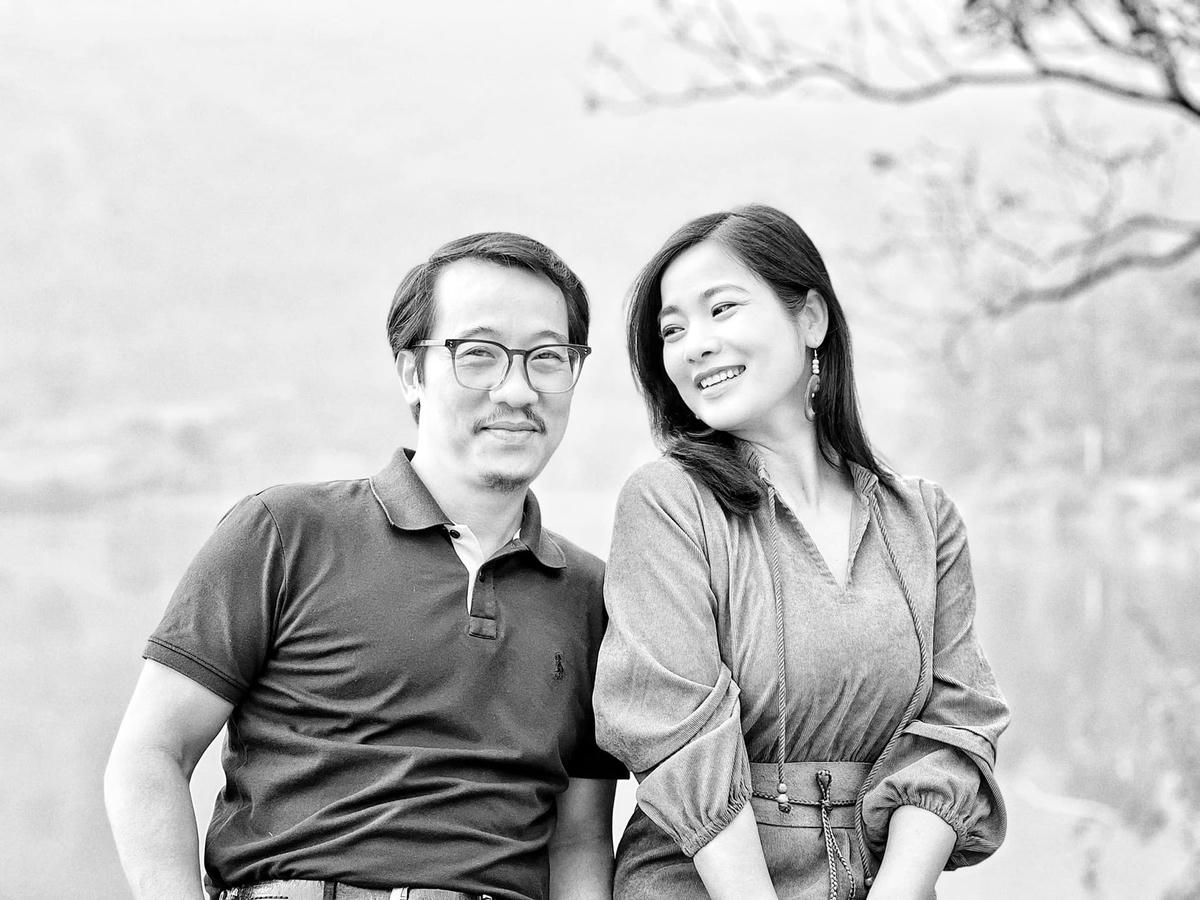 Vẻ đẹp trong trẻo của chị bán hoa khiến ông Lâm (Nguyễn Thanh Bình) ngẩn ngơ tối ngày. 