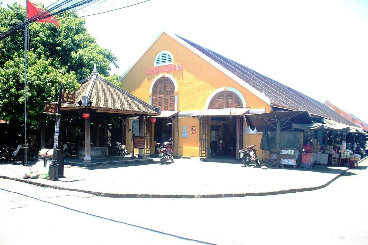 Một góc chợ Hội An vắng vẻ khách.