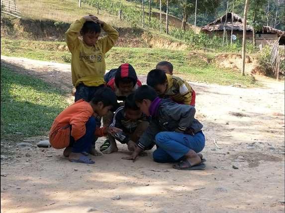 Khuyến khích trẻ em Đan Lai vươn lên 