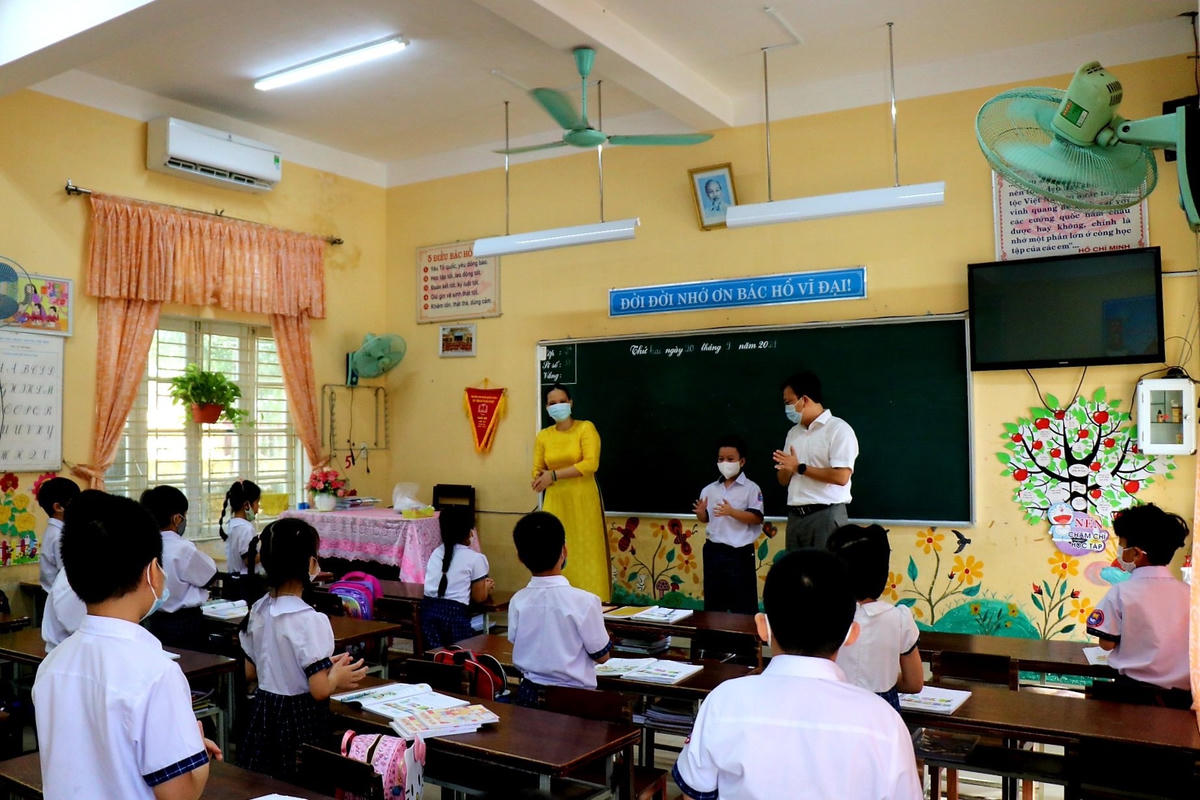 “Các trường ở vùng an toàn nhưng có học sinh ở vùng không an toàn như Quảng Trị, Quảng Bình. Ví dụ như Trường THPT Chuyên Quốc Học, đơn vị này đã chuẩn bị 2 chương trình, 1 chương trình dạy trực tiếp tại trường và một chương trình để dạy online cho học sinh ở các vùng cách ly. Tất cả các trường trên địa bàn Thừa Thiên-Huế đều chủ động phương án để đảm bảo cho tất cả các học sinh đều được tiếp cận chương trình học một cách đầy đủ”, ông Tân nói.