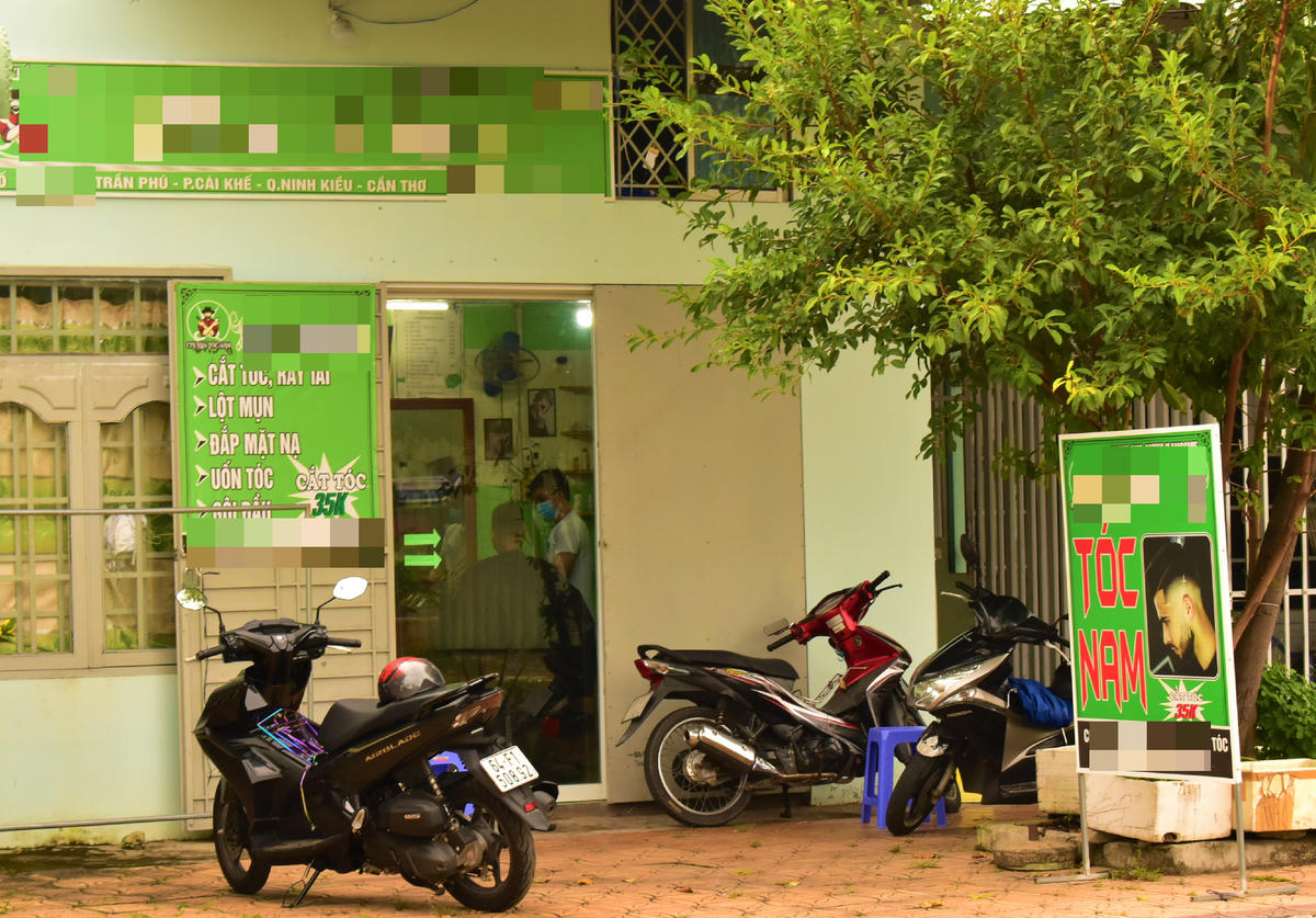 Một tiệm hớt tóc trên đường Trần Phú, phường Cái Khế cũng mở cửa hoạt động đón khách.