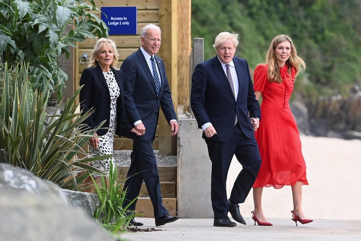 Thủ tướng Anh Boris Johnson cùng phu nhân đón Tổng thống Mỹ Joe Biden và phu nhân tại Carbis Bay, Cornwall, hôm 10/6. Nguồn: Evening Standard.