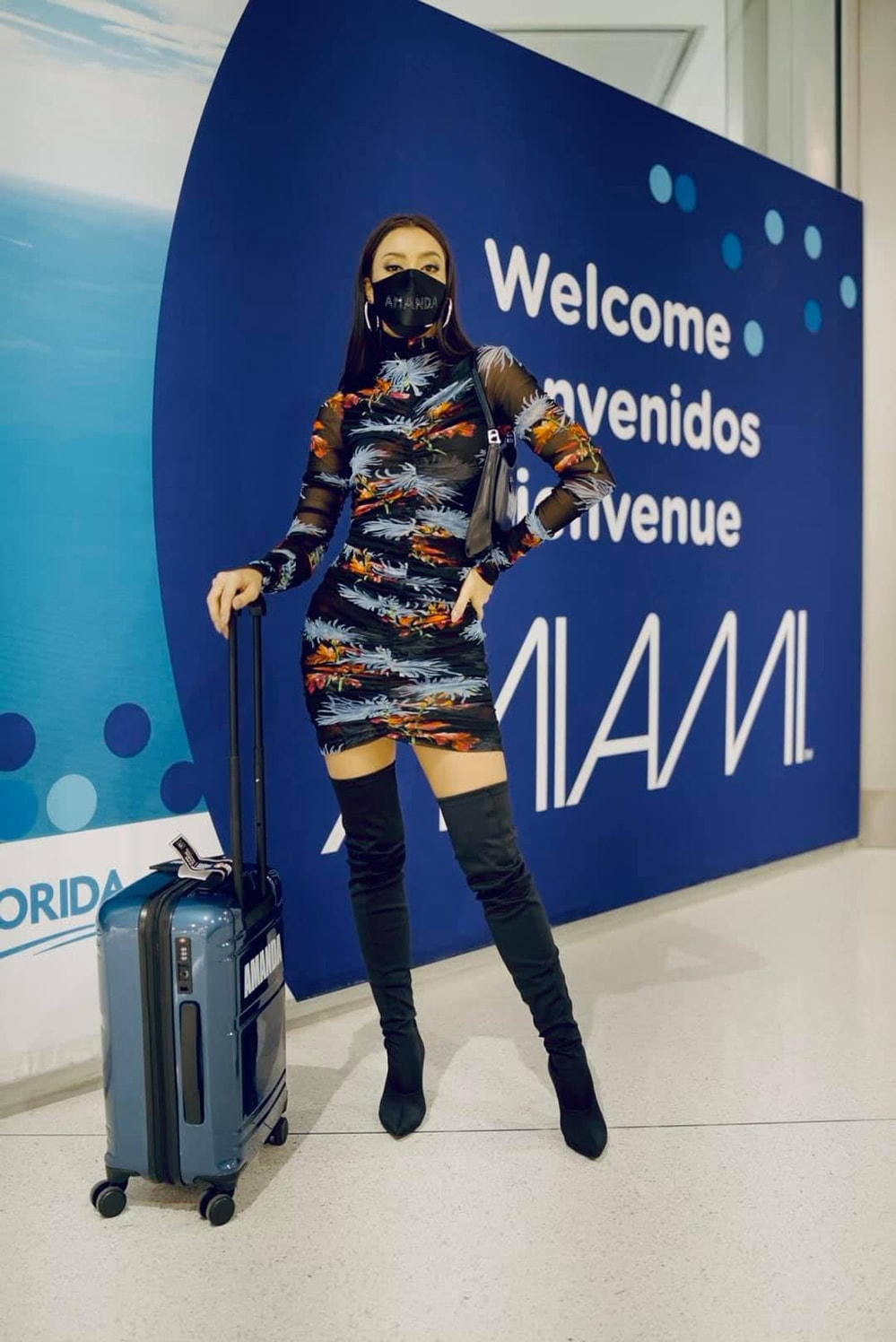 Hoa hậu Thái - Amanda Obdam - đến Mỹ từ cuối tháng 4, gây chú ý khi thay loạt váy áo ở sân bay. Cô 28 tuổi, đăng quang Miss Universe Thailand 2020 và giành suất thi quốc tế. Cô cao 1,7 m, nặng 50 kg, hiện làm người mẫu.  
