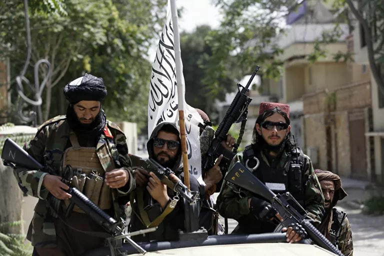 Các chiến binh Taliban treo cờ của họ khi tuần tra ở Kabul, Afghanistan, ngày 19/8/2021. Ảnh: AP.