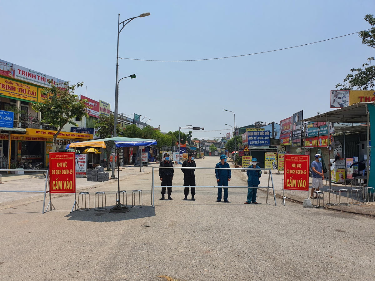 Chốt kiểm soát tại xã Phong Hiền, nơi đang bị phong toả vì dịch Covid-19.
