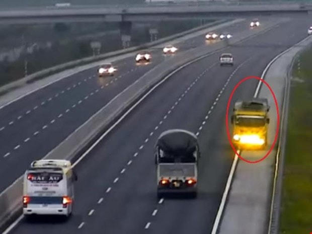 Tài xế đi ngược chiều trên cao tốc bị tước giấy phép lái xe