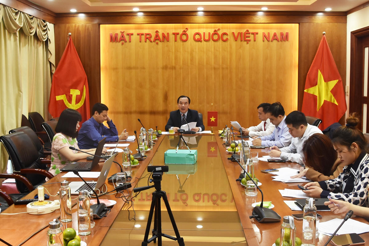 Phó Chủ tịch Ngô Sách Thực cùng các đại biểu tham dự Hội nghị tại điểm cầu UBTƯ MTTQ Việt Nam.