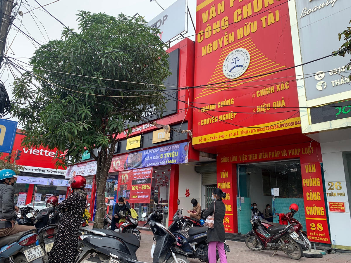 Các văn phòng công chứng luôn "đắt khách".