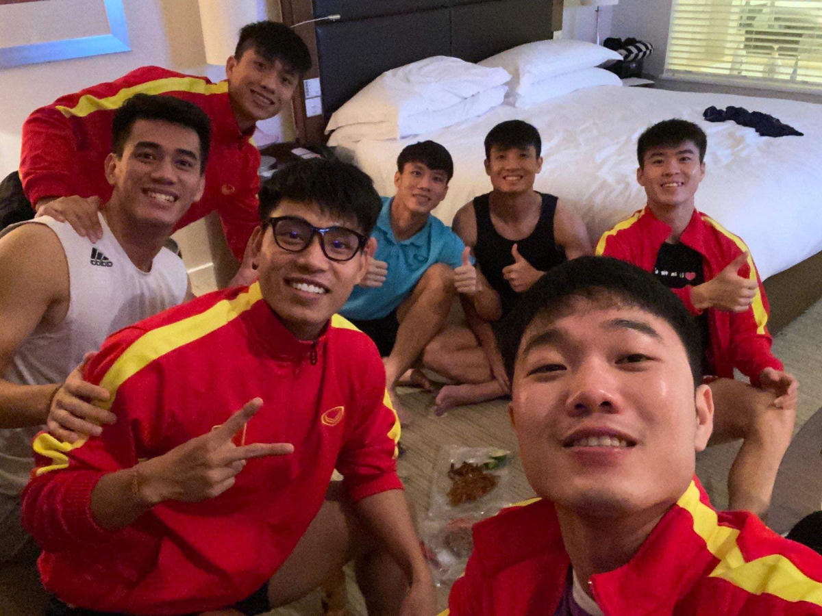 Tiến Linh trấn an người hâm mộ nước nhà đừng lo lắng bằng tấm hình ghi lại buổi bàn bạc, trao đổi chiến thuật vô cùng thoải mái của các tuyển thủ.