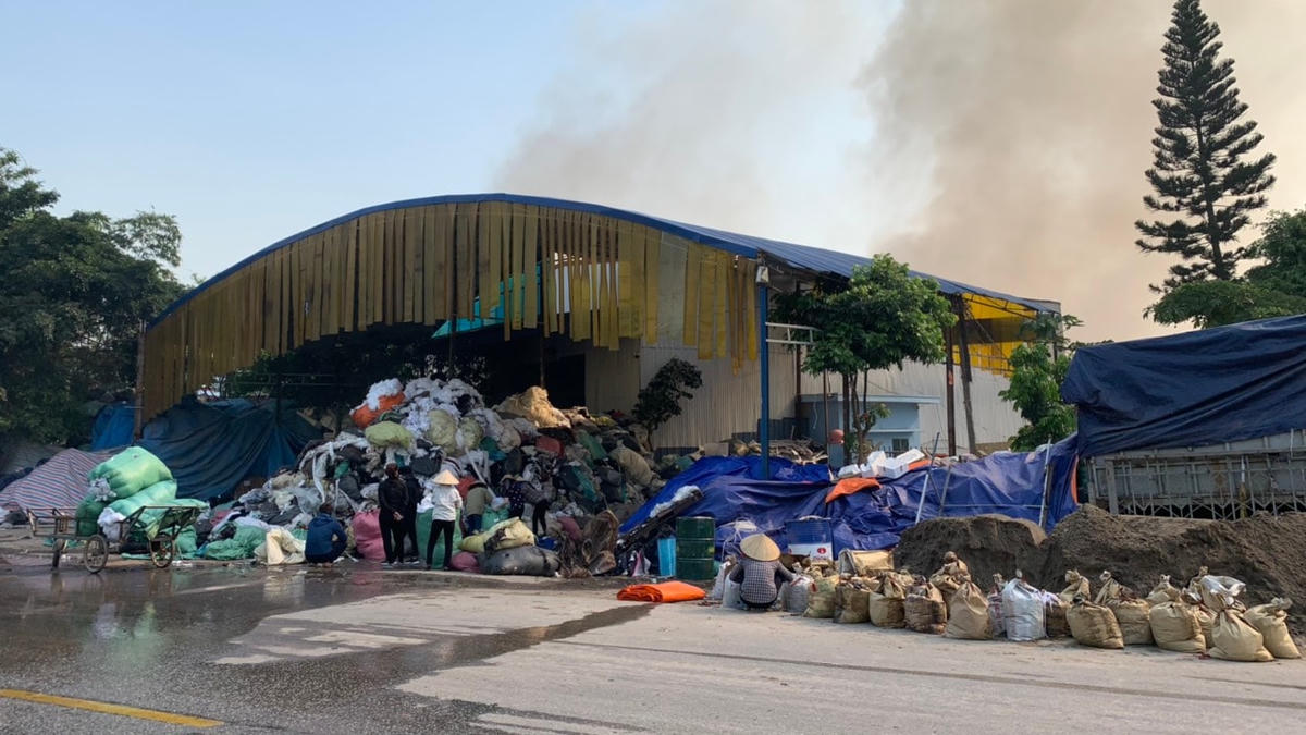 Đến sáng 5/4, vụ cháy tại Công ty TNHH Hồng Ngọc cơ bản đã được kiểm soát.