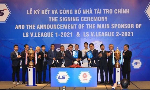 Ông Trần Anh Tú - Chủ tịch HĐQT Công ty VPF và ông Kim Jong Pil - TGĐ LS Vina Cable & System đại diện LS Holdings ký kết tài trợ.