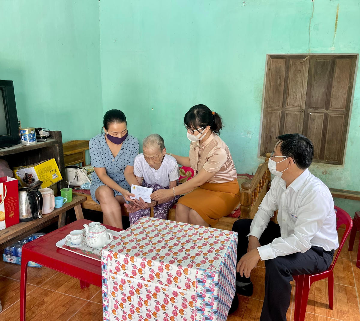 Đại diện Điện lực Thừa Thiên - Huế thăm hỏi và tặng quà Mẹ VNAH Nguyễn Thị Nguyệt.