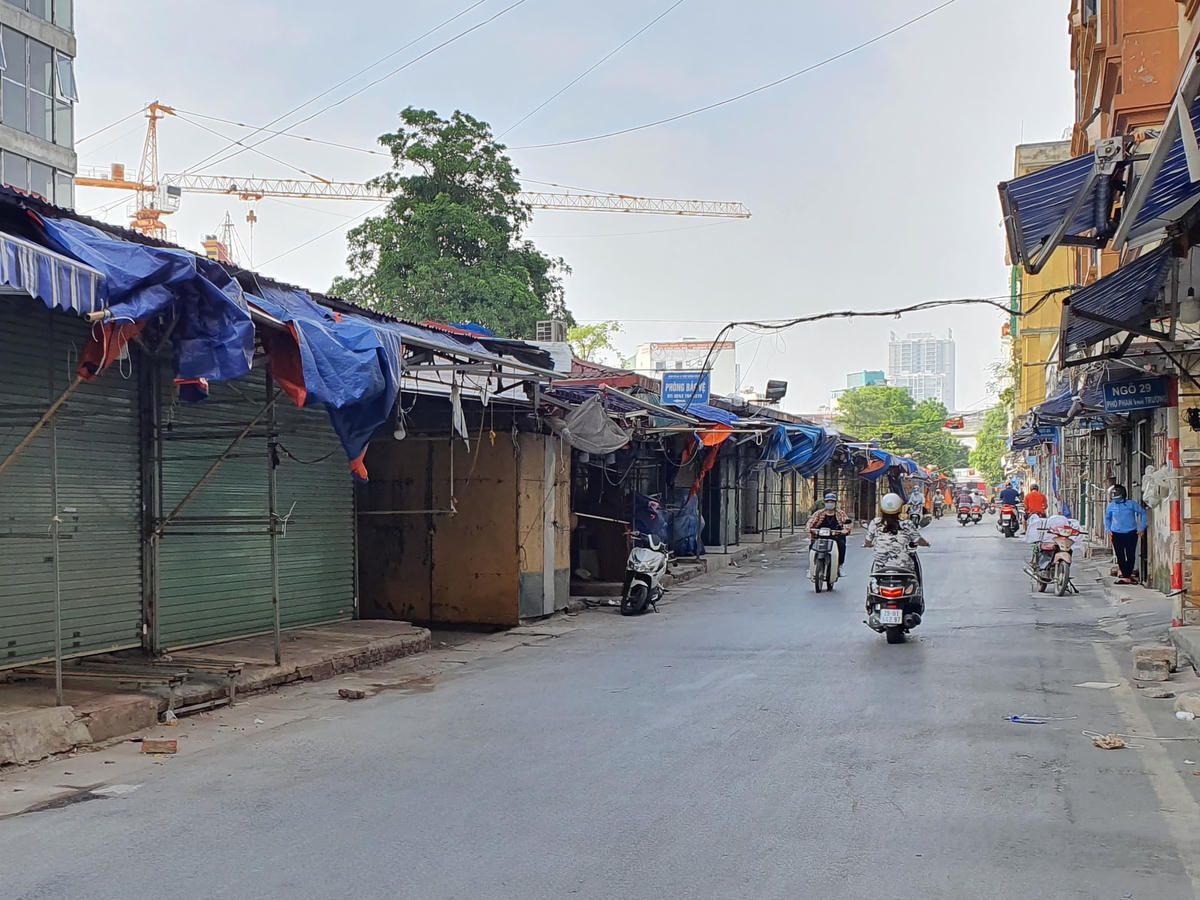 Cũng theo chỉ thị, các trung tâm thương mại, siêu thị, chợ dân sinh, chợ đầu mối trên địa bàn tổ chức sắp xếp, chỉ bán các mặt hàng thiết yếu, đảm bảo cung cấp đầy đủ nhu yếu phẩm hàng ngày cho Nhân dân trên địa bàn.