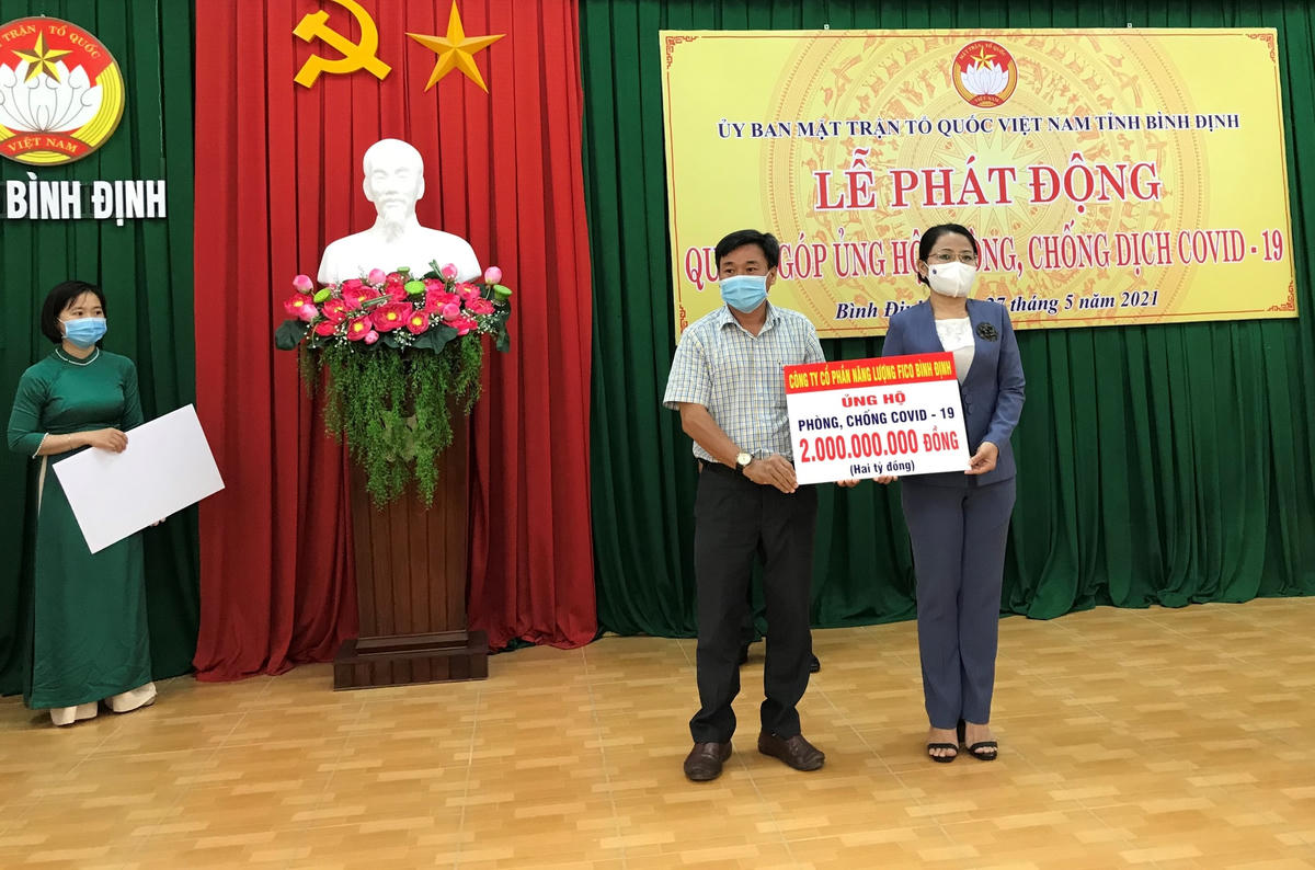 Đai diện Công ty Cổ phần năng lượng FICO Bình Định trao tiền ủng hộ tại Lễ phát động.