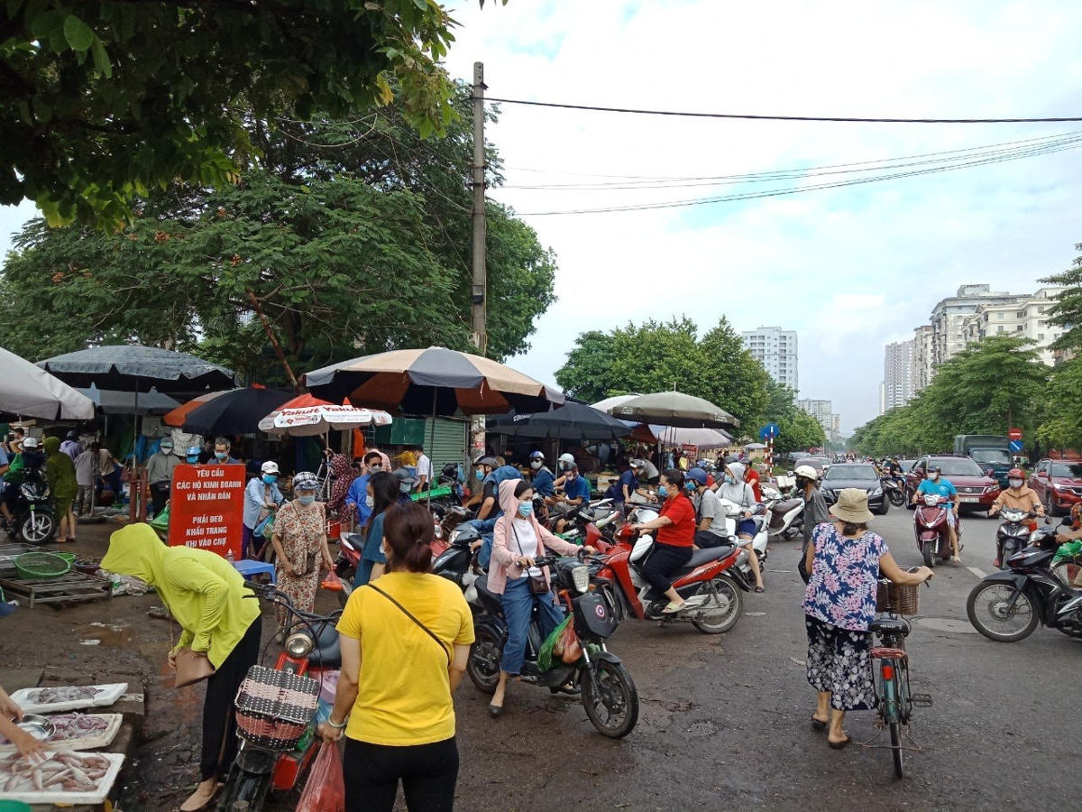 [ẢNH] Người dân Hà Nội vẫn tấp nập đi chợ cúng Rằm trong ngày đầu giãn cách