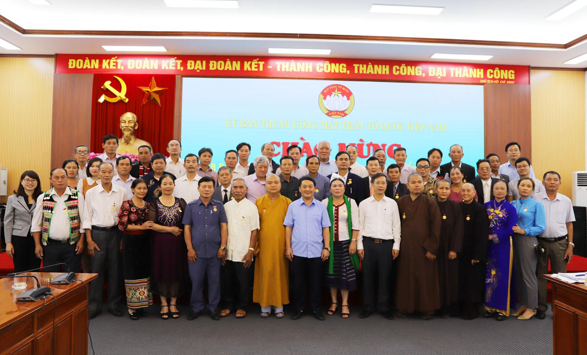 Phó Chủ tịch - Tổng Thư ký Hầu A Lềnh chụp ảnh lưu niệm cùng Đoàn.