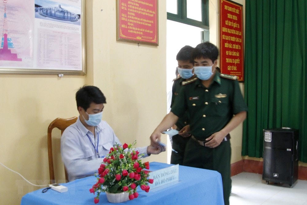 Cử tri thực hiện quyền bầu cử trên cụm đảo Hòn Khoai, Cà Mau. (Ảnh: Kim Há/TTXVN).