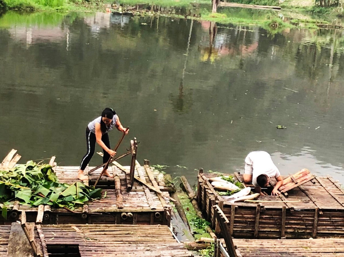 Nước trên sông Mã có màu đen và bốc mùi hôi.