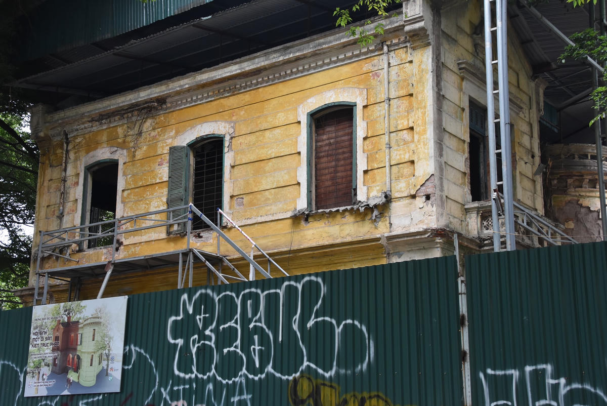Cách đó chưa đầy 100 m, một căn biệt thự cũ cũng đang được Hà Nội cho tu sửa.