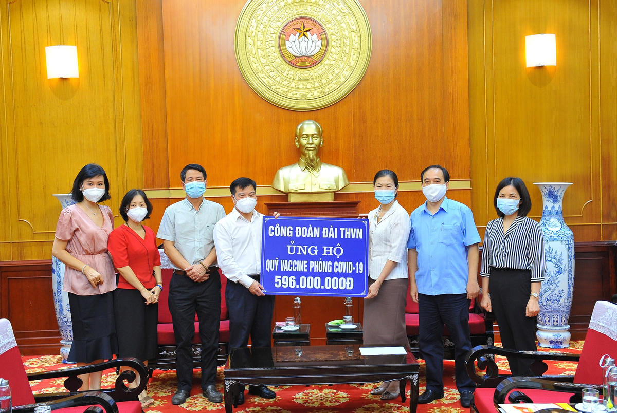 Phó Chủ tịch Trương Thị Ngọc Ánh tiếp nhận ủng hộ từ Công đoàn Đài Truyền hình Việt Nam.