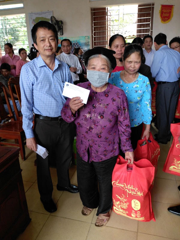 Ông Đặng Văn Thanh trao quà cho bà con nghèo  trên địa bàn xã Cẩm Yên, Cẩm Tân, Cẩm Ngọc. 