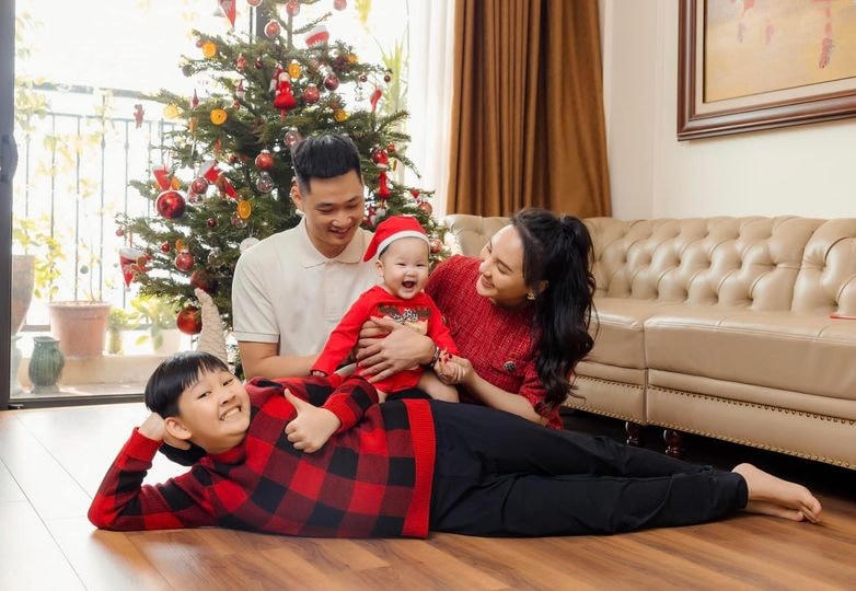 Chọn tone đỏ làm màu chủ đạo, gia đình diễn viên Bảo Thanh hạnh phúc, đón giáng sinh bên nhau.