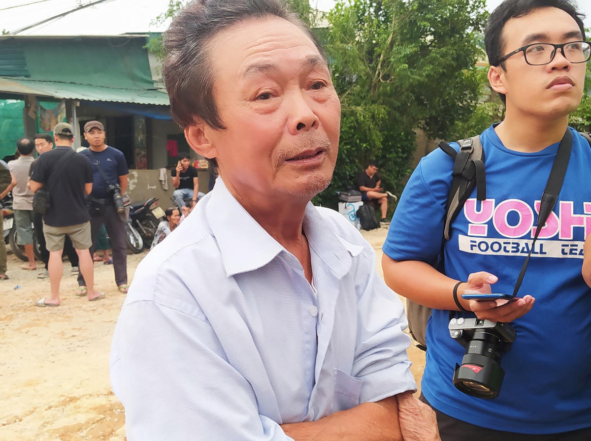Dù không còn nhiều hy vọng nhưng ông Hoan vẫn mong chờ một phép màu cho đứa con trai của mình. 