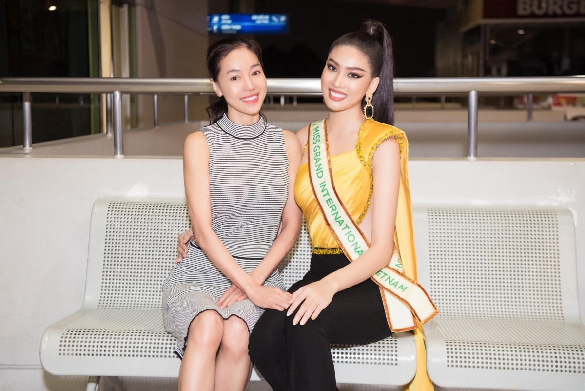Được biết đây cũng chính là món quà mà Á hậu Phương Anh đã dành tặng cho cô. Đặc biệt, gia đình của Ngọc Thảo và “Bà trùm Hoa hậu” Phạm Kim Dung cũng có mặt để cổ vũ cũng như tặng quà tiếp thêm động lực cho cô nàng trước giờ khởi hành.  