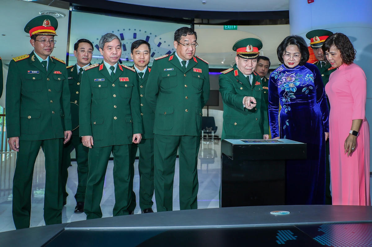 Lãnh đạo Viettel đón tiếp Phó Chủ tịch nước Đặng Thị Ngọc Thịnh.