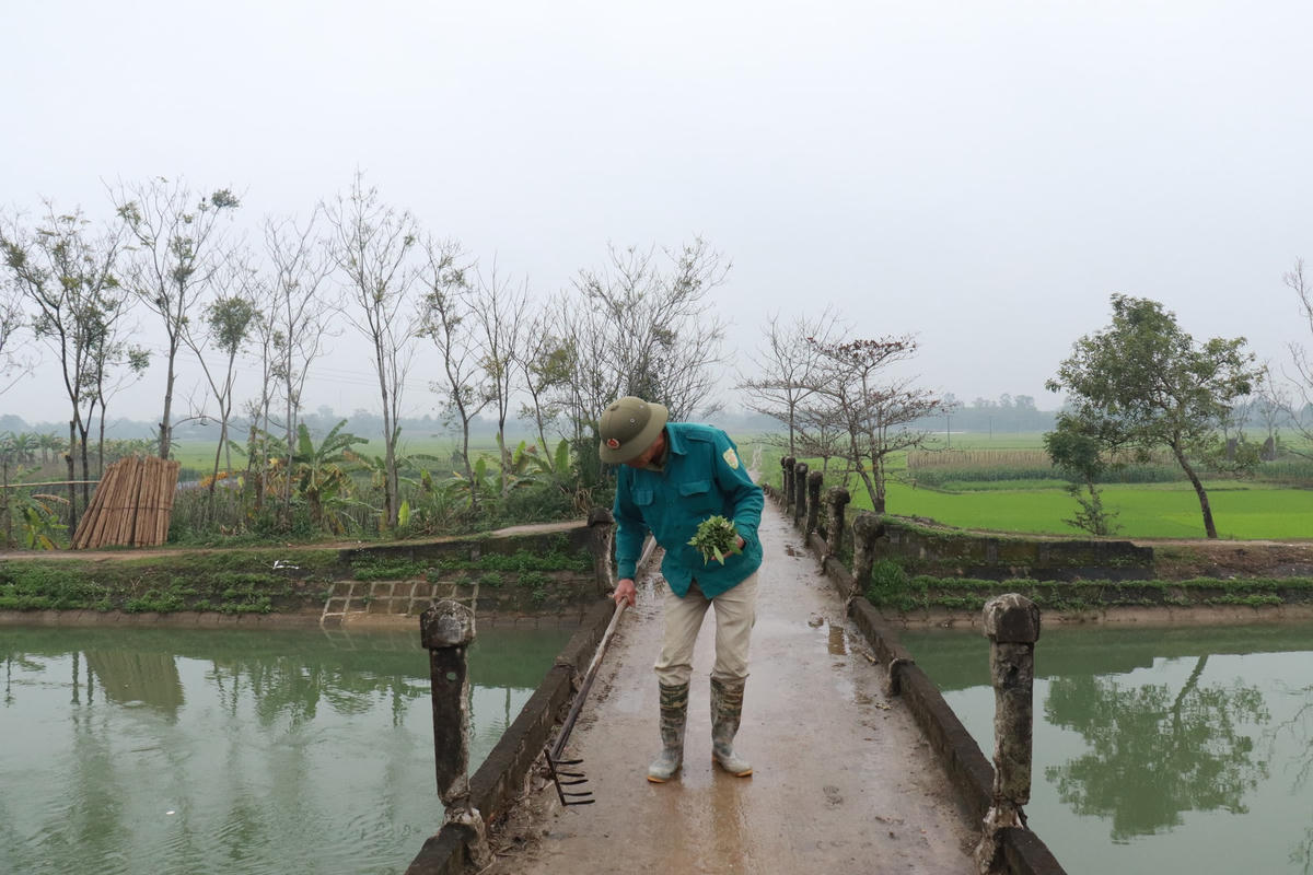 Bên kia cầu là hàng trăm ha ruộng đồng màu mỡ thuộc xã Xuân Hưng. Vì đất canh tác của bà con xã Thọ Diên chủ yếu ở bên đó, bởi vậy, họ ngày ngày vẫn phải 'liều mình' qua cầu để đi làm.