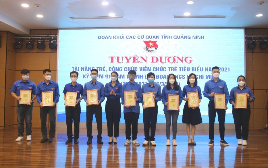 Đoàn Khối các cơ quan tỉnh tuyên dương 10 tài năng trẻ cấp Đoàn Khối năm 2021. Ảnh: QMG.