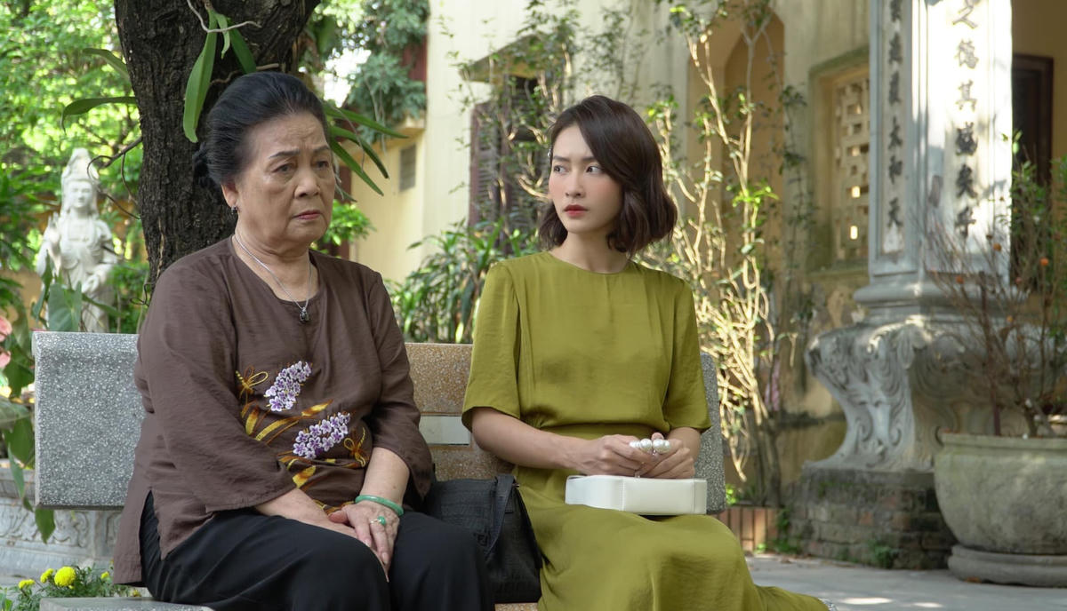 Trang phục được Khả Ngân diện trong phân cảnh Tuệ Nhi đi chùa với bà ngoại.